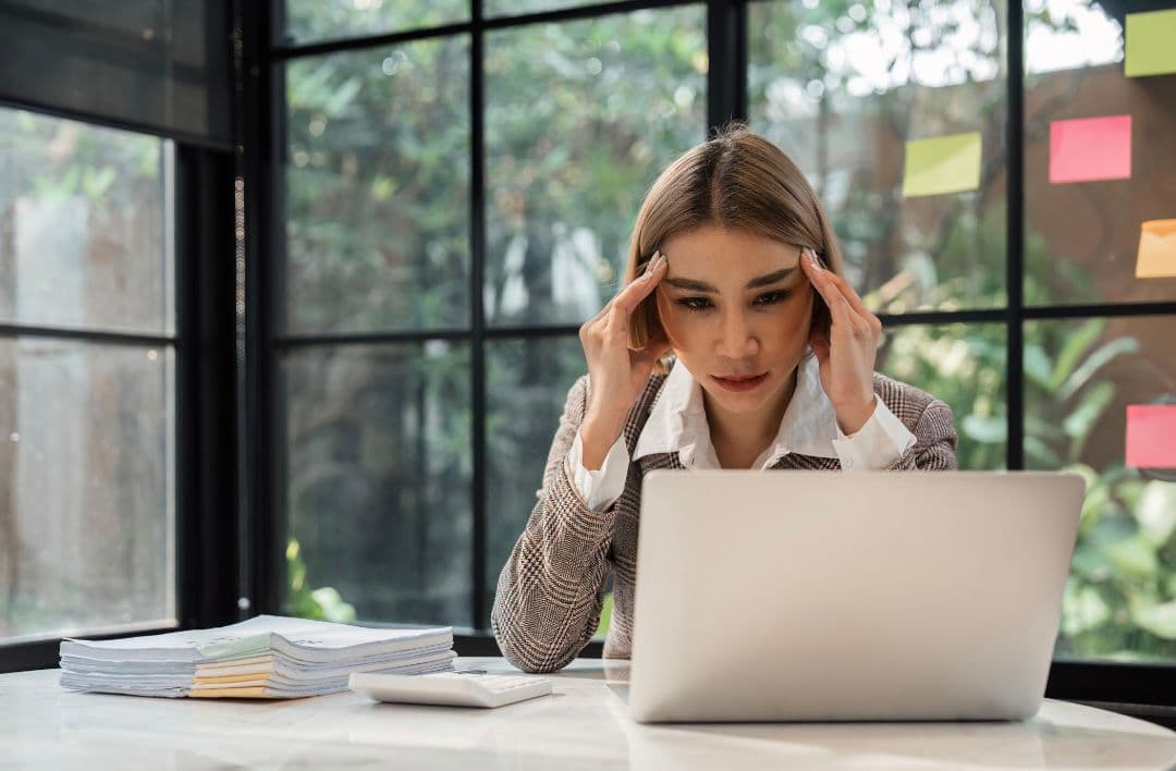 Mulher pensativa no computador